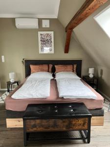 sypialnia z dużym łóżkiem z drewnianą ramą w obiekcie „Holzwurm-Paradies“ w mieście Ivenack