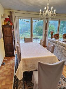 une salle à manger avec une table et une grande fenêtre dans l'établissement LE GITE DE BRI, à Orbey