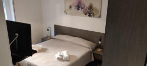 1 dormitorio con 1 cama con 2 toallas en Hotel Moranna en Lido di Camaiore