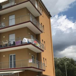 un edificio alto con balcones con gente en ellos en La Perla del Tirreno Guest House, en Sapri
