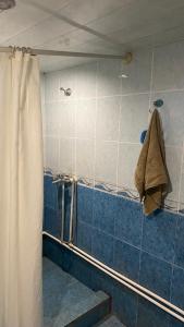 a bathroom with a blue and white tiled wall at Asatryan’s Guest House in Vagharshapat