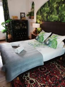 Un dormitorio con una cama grande con un cabecero grande. en Clos Germanois, en Saint-Germain-Laval