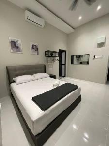 ein Schlafzimmer mit einem großen Bett in einem Zimmer in der Unterkunft Anjung Barakah Chalet in Kuala Terengganu