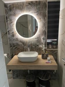 y baño con lavabo y espejo. en Il Borghetto en Mentana