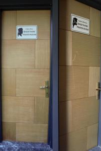 un paio di porte di legno con dei cartelli di Gölevi Resort Sapanca a Sapanca
