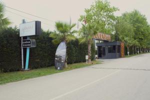 eine leere Straße mit Palmen und einem Schild in der Unterkunft Gölevi Resort Sapanca in Sapanca