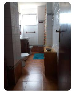 La salle de bains est pourvue de toilettes, d'une baignoire et d'un lavabo. dans l'établissement Apartamento Near airport, à La Laguna