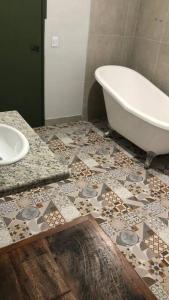 La salle de bains est pourvue d'une baignoire, de toilettes et d'un lavabo. dans l'établissement Hospedagem em meio a natureza!, à Águas da Prata