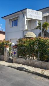 un cartel de hotel morocco frente a un edificio en Hotel Moranna en Lido di Camaiore