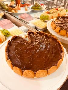 un pastel de chocolate en un plato en una mesa en Hotel Netto, en Cachoeiras de Macacu