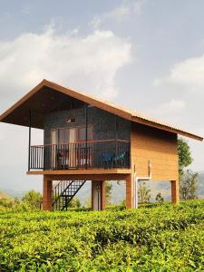 Balkón nebo terasa v ubytování Cloud Canopy - Tea Garden Family Pool Cottage in Vagamon + 35 fotografií