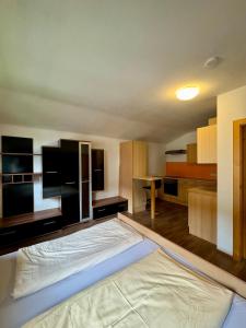 Łóżko lub łóżka w pokoju w obiekcie SKILL Mountain Lodge - Ski und Bike Hostel im Sommer mit JOKER CARD