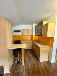 Kuchnia lub aneks kuchenny w obiekcie SKILL Mountain Lodge - Ski und Bike Hostel im Sommer mit JOKER CARD