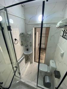 La salle de bains est pourvue de toilettes et d'un lavabo. dans l'établissement Bagysh Hotel, à Kochkorka