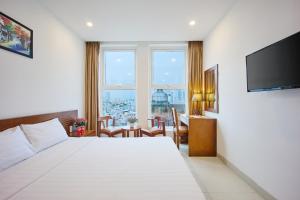 TV a/nebo společenská místnost v ubytování Golden Light Da Nang Hotel