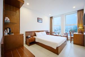 Postel nebo postele na pokoji v ubytování Golden Light Da Nang Hotel
