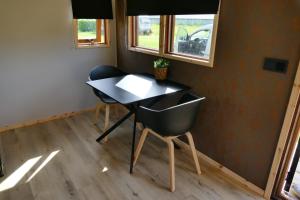 una mesa pequeña y sillas en una casa pequeña en Tinyhouse Giethoorn en Giethoorn