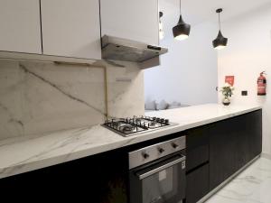 uma cozinha com bancadas de mármore branco e um fogão em VESTA - Dubai Residence no Dubai