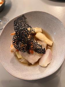 un plato de comida con semillas de sésamo y carne en LOGIS Auberge DE LA TRUFFE en Sorges