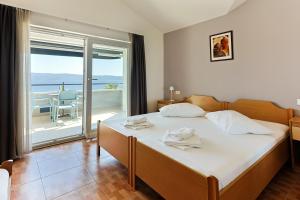 sypialnia z łóżkiem i widokiem na ocean w obiekcie Villa Toni w mieście Dugi Rat