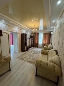 un grand salon avec des canapés et une télévision dans l'établissement Люкс апартаменты в Актобе, à Aqtöbe