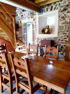 comedor con mesa de madera y sillas en Le Loft du Clos Giot en Saint-Vaast-la-Hougue