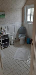 La salle de bains est pourvue de toilettes et d'une fenêtre. dans l'établissement les ormeaux, à Ambleteuse