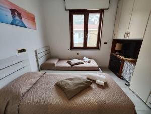 ein Schlafzimmer mit 2 Betten und einem TV in der Unterkunft Holiday House Mentina in Minori