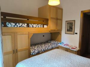 a bedroom with two bunk beds and a bed at Bilocale Gran Chalet Montecreto in Montecreto