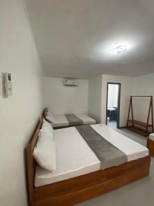 een slaapkamer met 2 bedden in een kamer bij MV Tourist Inn in Puerto Princesa City