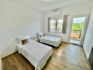 een slaapkamer met 2 bedden en een raam bij Elegant penthouse in Limassol in Limassol