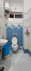 Hotel Kashyaam Inn في فاراناسي: حمام مع مرحاض ومغسلة