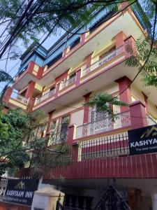 un edificio de color rosa y amarillo en Hotel Kashyaam Inn en Varanasi