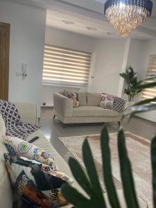 Corner of Paradise 4 bedrooms with private pool Yasmine Hammamet في الحمامات: غرفة معيشة مع أريكة وكرسي