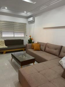 sala de estar con sofá y mesa en Corner of Paradise 4 bedrooms with private pool Yasmine Hammamet en Hammamet