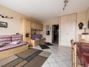 Kuchyň nebo kuchyňský kout v ubytování Studio lumineux avec balcon au pied des pistes à Tignes Le Lac - FR-1-502-426