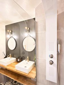 dois lavatórios numa casa de banho com dois espelhos em *New* Livy 6 pax Appart Disney em Serris