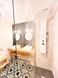 uma casa de banho com um chuveiro e um lavatório. em *New* Livy 6 pax Appart Disney em Serris