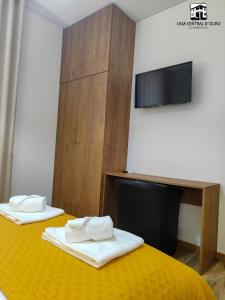 una camera con due letti e asciugamani di Casa Central D'ouro a Tabuaço