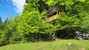 a tree house is being built in the trees at Apartments Matovina in Saborsko
