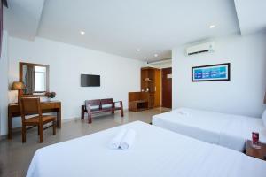 TV a/nebo společenská místnost v ubytování Golden Light Da Nang Hotel