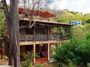 um edifício em construção com andaimes à sua volta em 2 bedroom apartment in lush garden, 3 blocks from beach and center of San Juan em San Juan del Sur