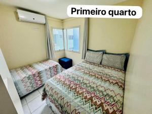 Habitación pequeña con 2 camas y ventana en Beira-mar na praia de pajuçara com Dois quartos - Apto 304, en Maceió