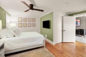 um quarto com uma cama e uma ventoinha de tecto em The Royal Manor Inn em Niagara-on-the-Lake