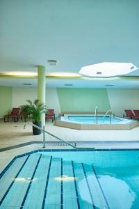 uma grande piscina num edifício em Strandhotel Seehof em Langlau