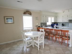 uma cozinha e sala de jantar com mesa e cadeiras em Beach Bliss em Kill Devil Hills