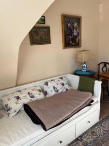 - un lit avec des oreillers dans l'établissement Квартира, à Jurmala