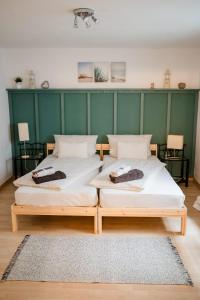 two beds sitting next to each other in a room at BUCHLINDENWEG - Zimmer & Ferienwohnung in Breitscheid