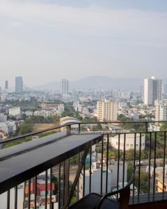 einen Balkon mit Stadtblick in der Unterkunft Monarchy 3 phòng ngủ mới Sơn Trà Đà Nẵng in Đà Nẵng