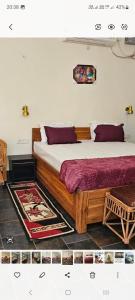 1 dormitorio con 2 camas en una habitación en Bananchal farms, en Tāla